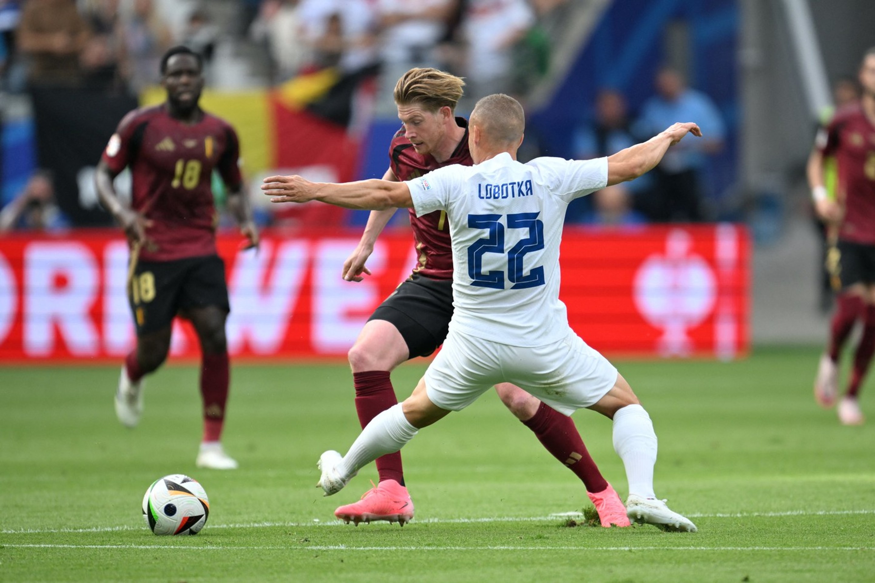 Lobotka v súboji s De Bruynem.