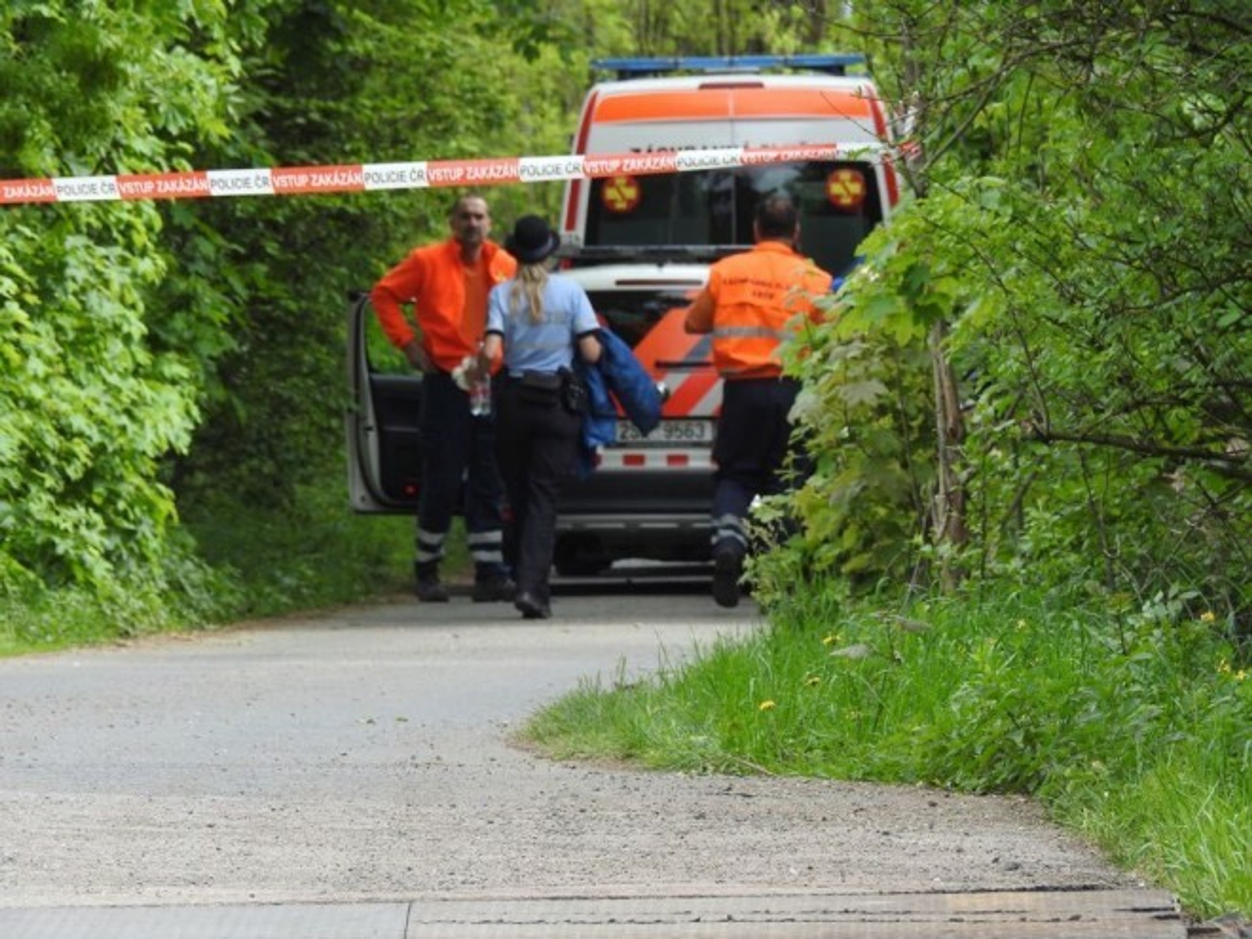 Privolaní policajti našli na mieste telo mladého muža. 