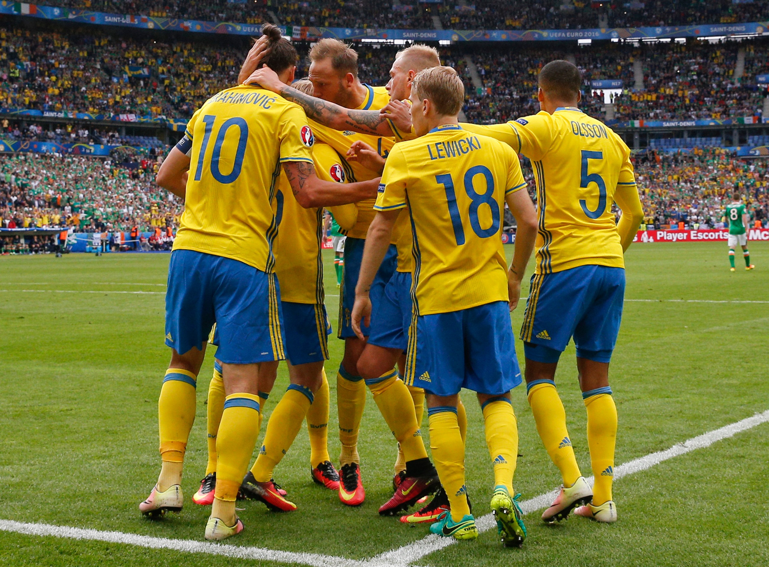 Švédske klbko radosti po vyrovnaní na 1:1 v súboji proti Írsku na ME vo Francúzsku.