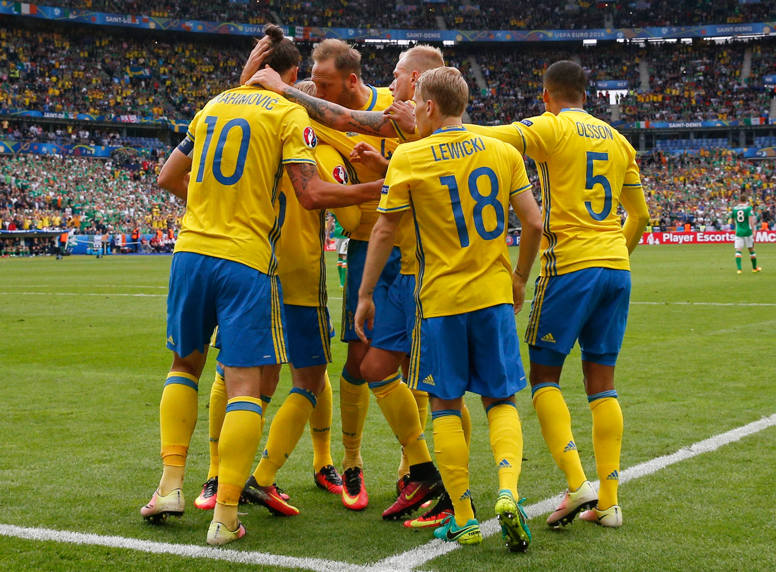 Švédske klbko radosti po vyrovnaní na 1:1 v súboji proti Írsku na ME vo Francúzsku.