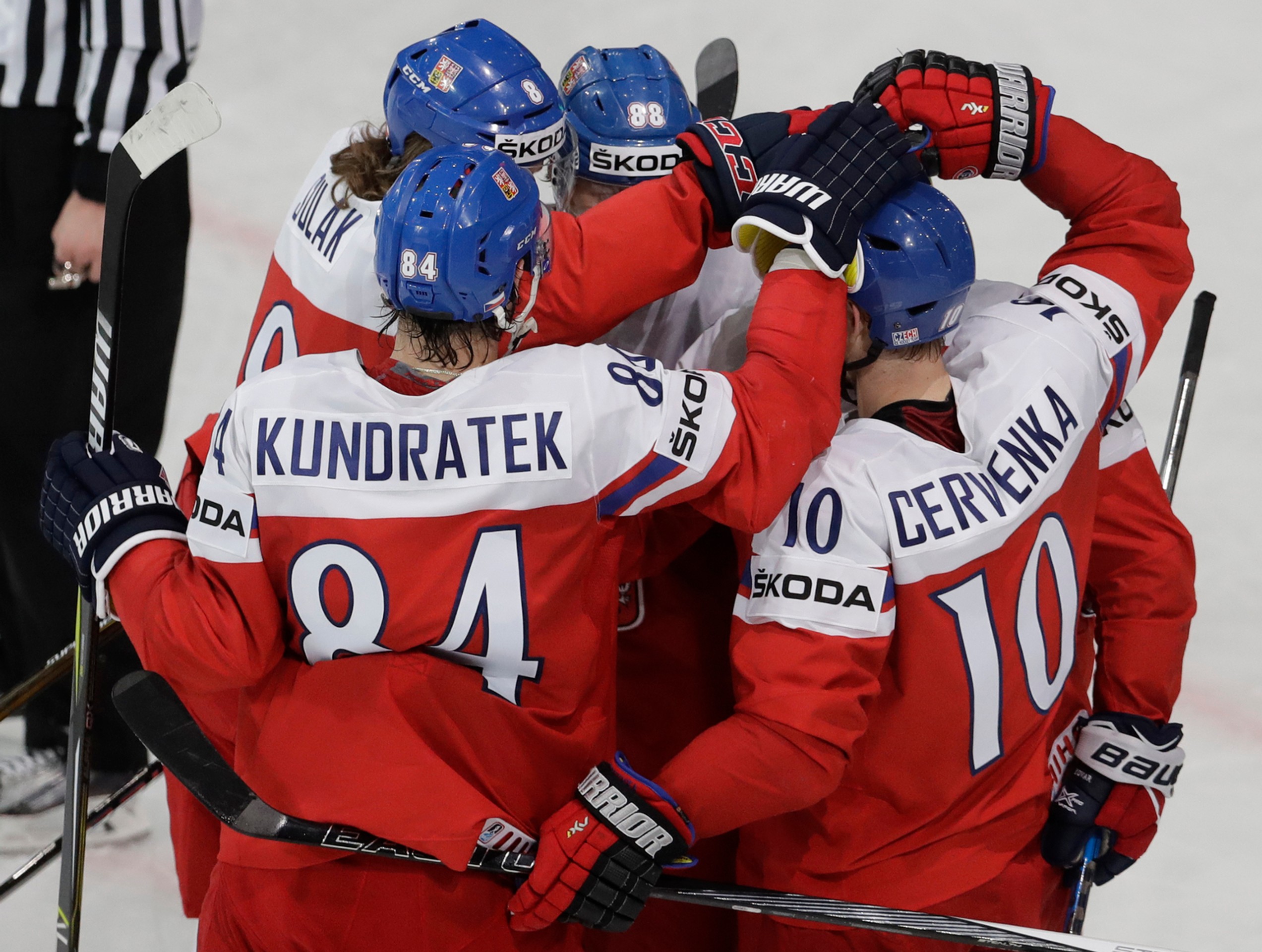 Česká radosť z gólu po zásahu Romana Červenku (vpravo) v zápase MS 2017 proti Švajčiarsku.