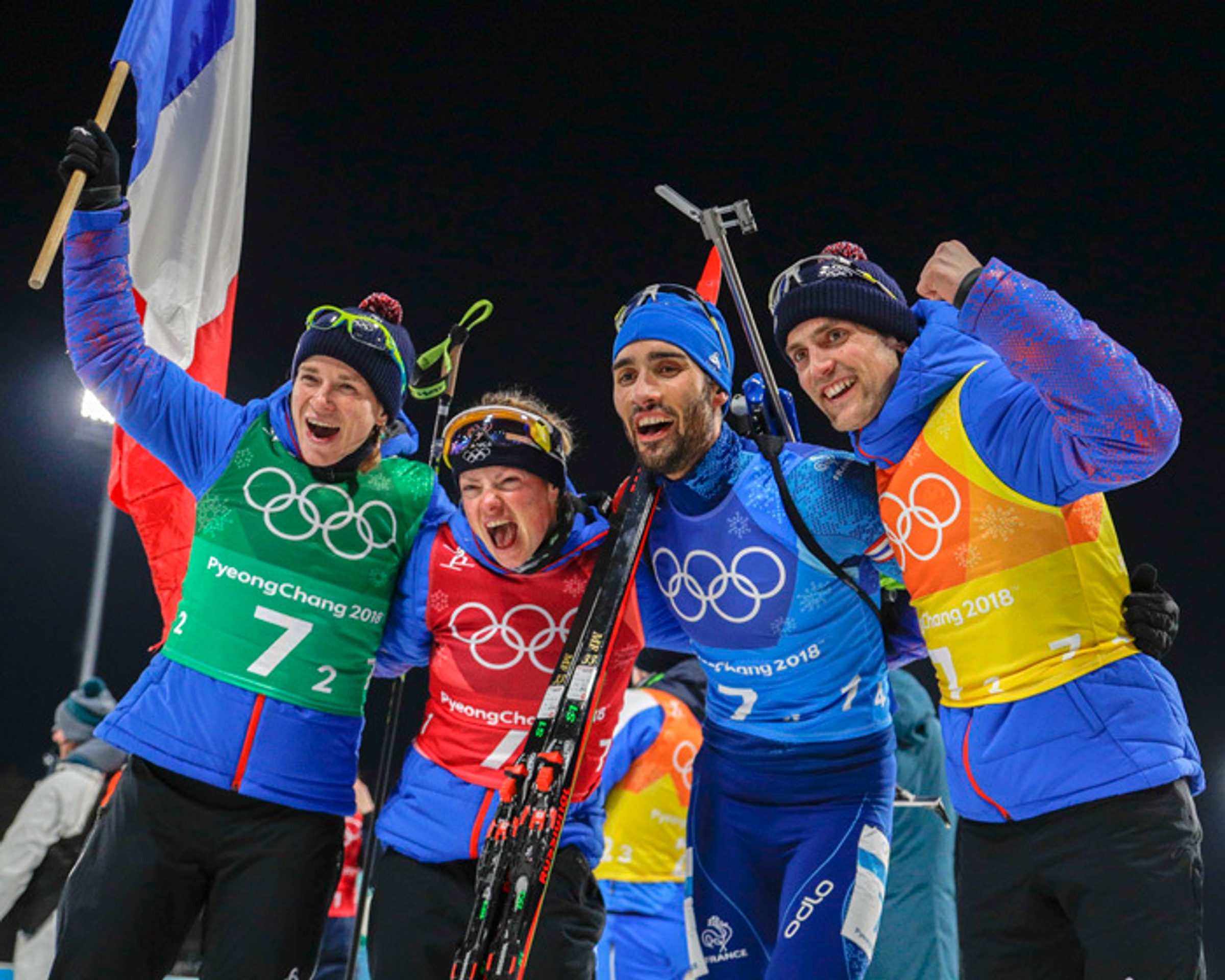 Zlatá francúzska biatlonová mixštafeta v Pjongčangu - Anais Bescond, Marie Dorin Hapert, Martin Fourcade a Simon Desthieux.