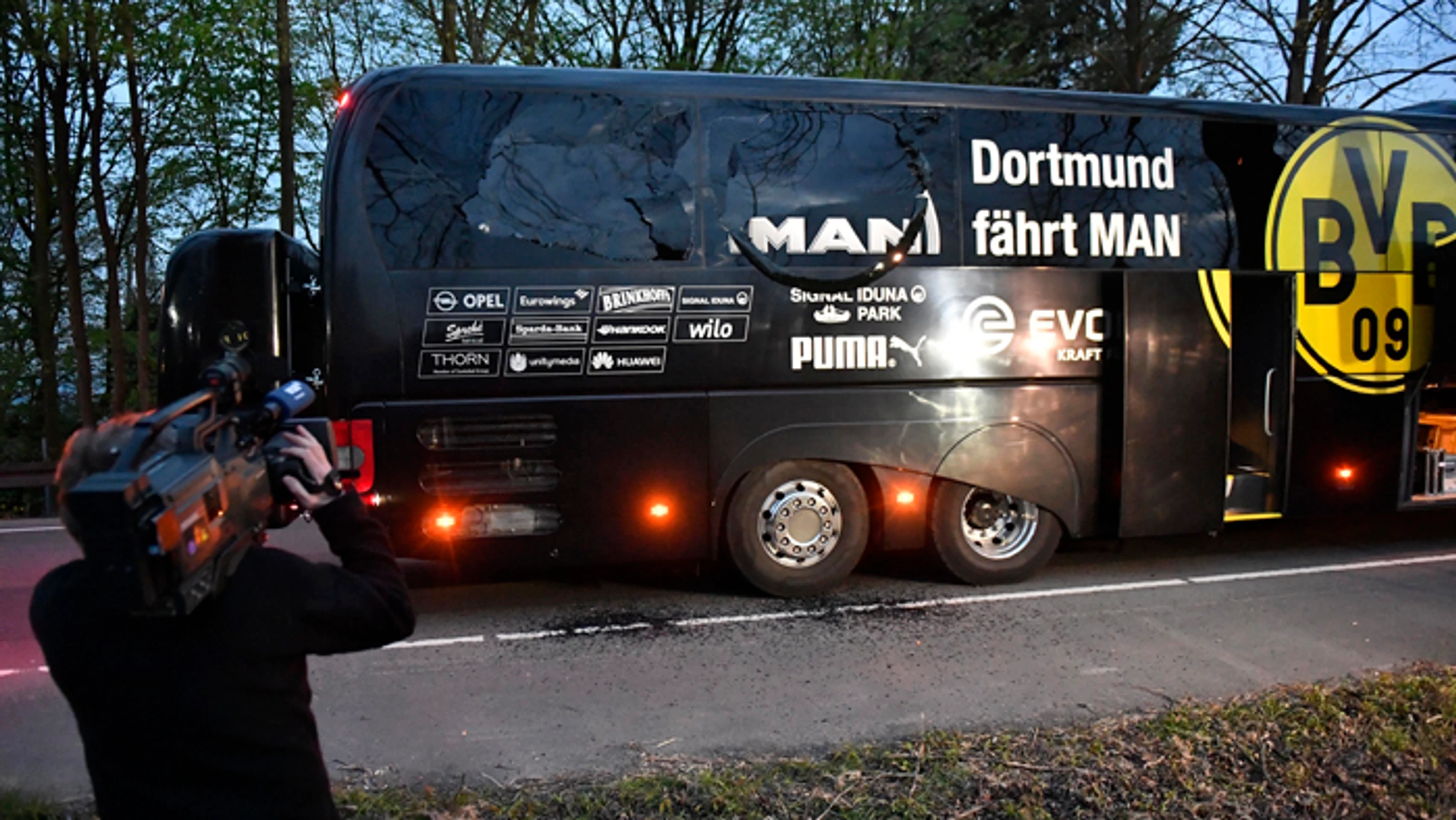 Pohľad na tímový autobus futbalistov Borussie Dortmund, pred ktorým vybuchli nálože.