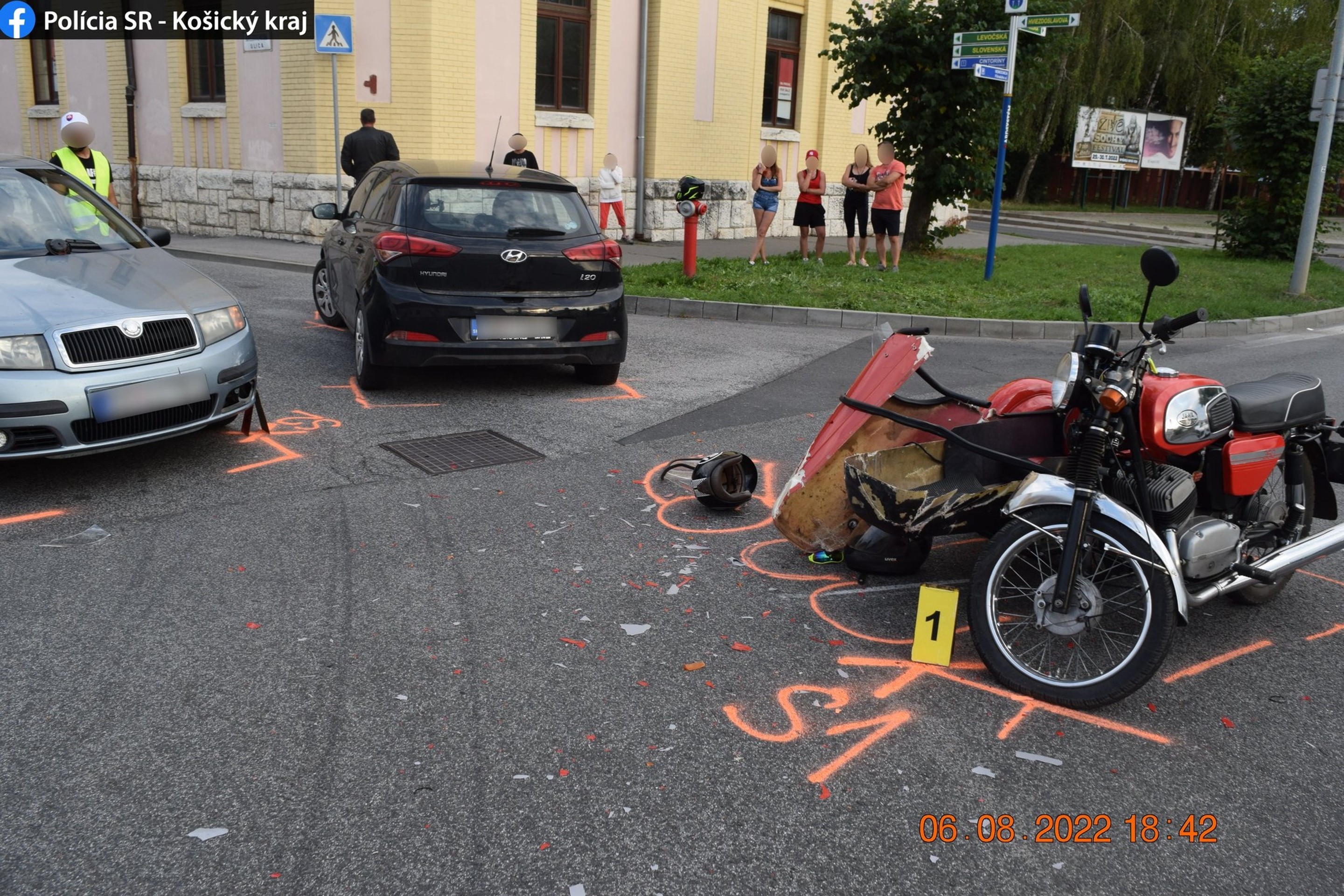 Vážna nehoda auta s motocyklom