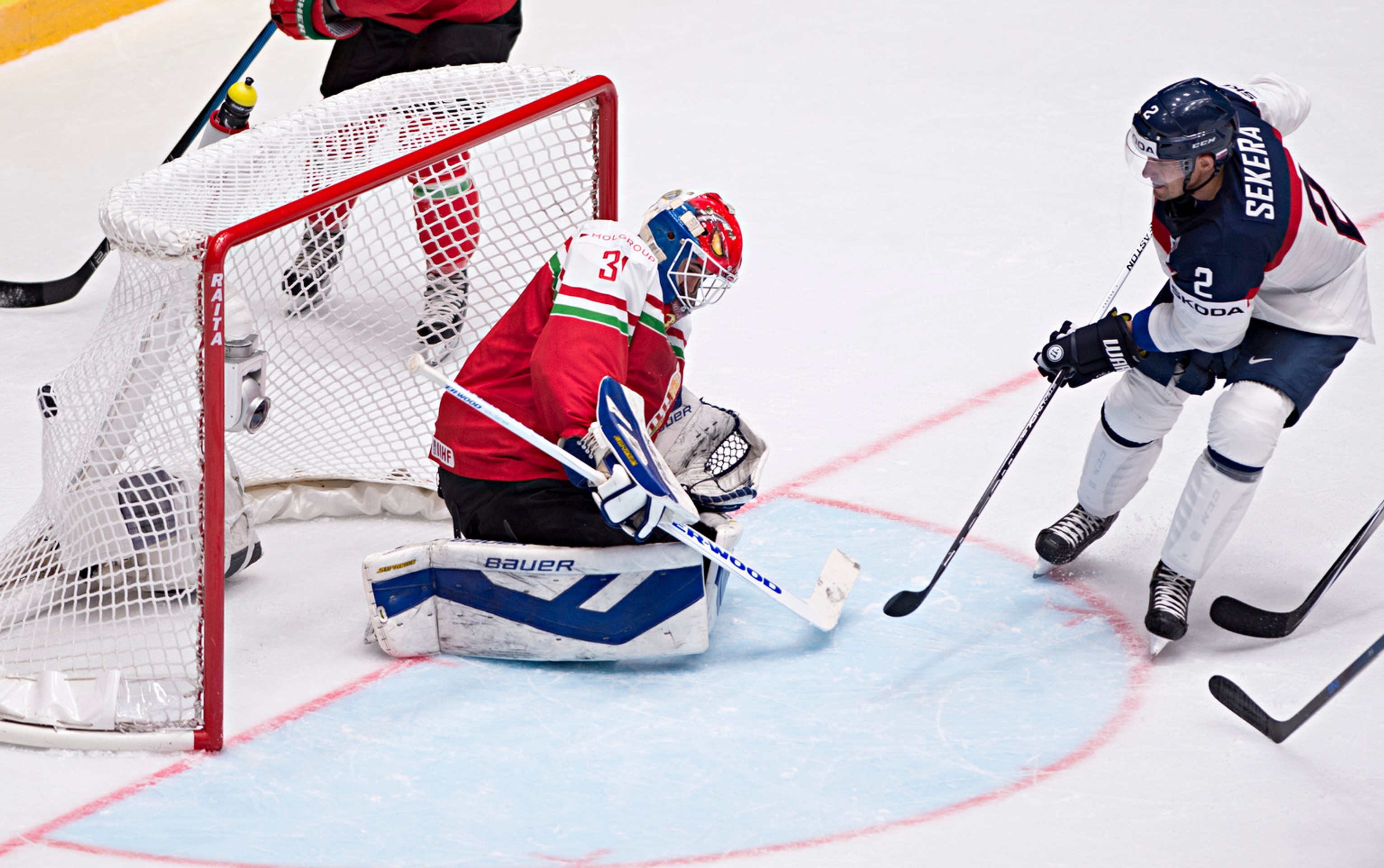 Andrej Sekera strieľa tretí náš gól počas nášho úvodného duelu na MS v Rusku proti Maďarsku.
