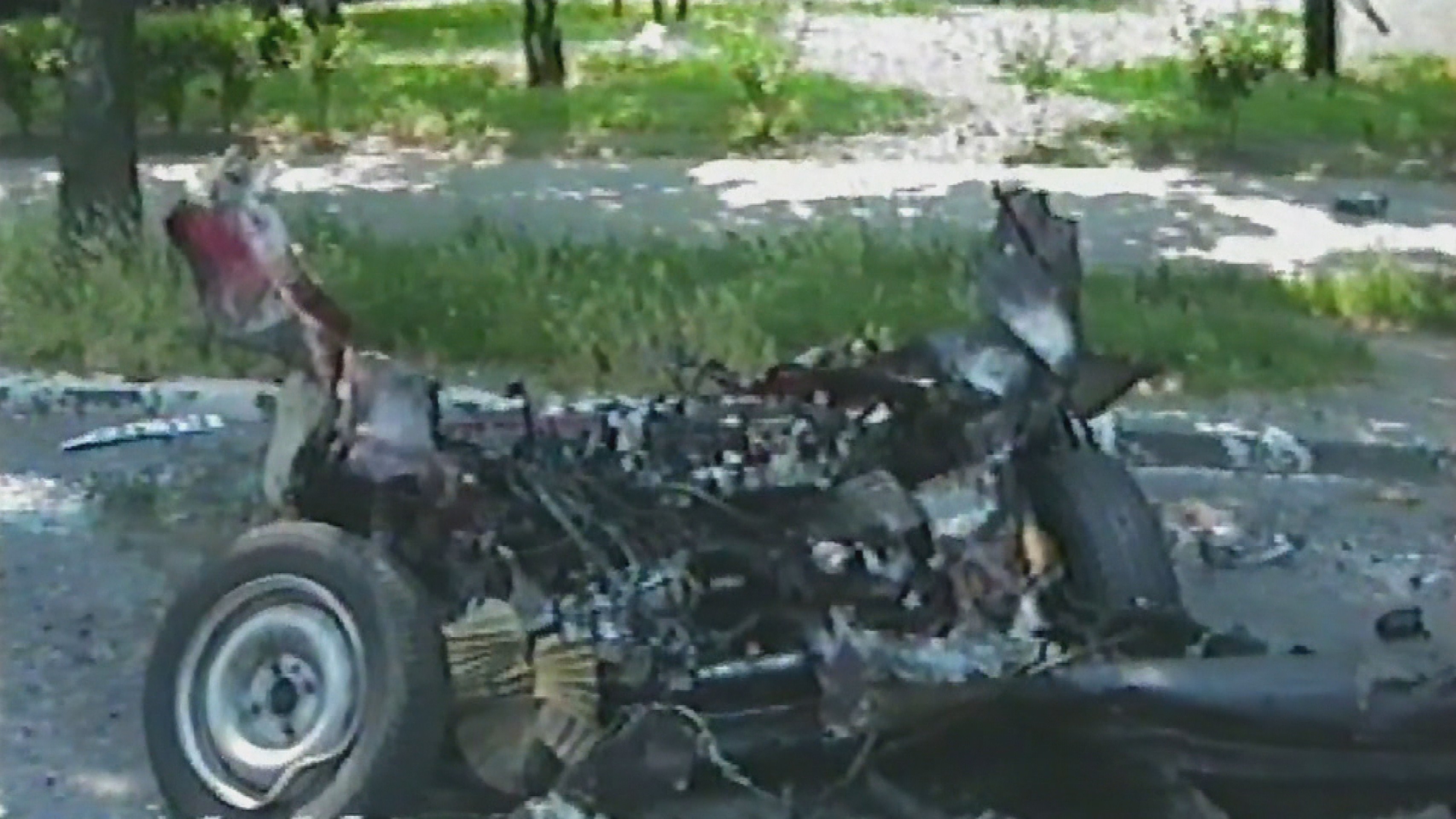 Toto zostalo z auta po výbuchu pri Ministerstve financií v roku 1995.