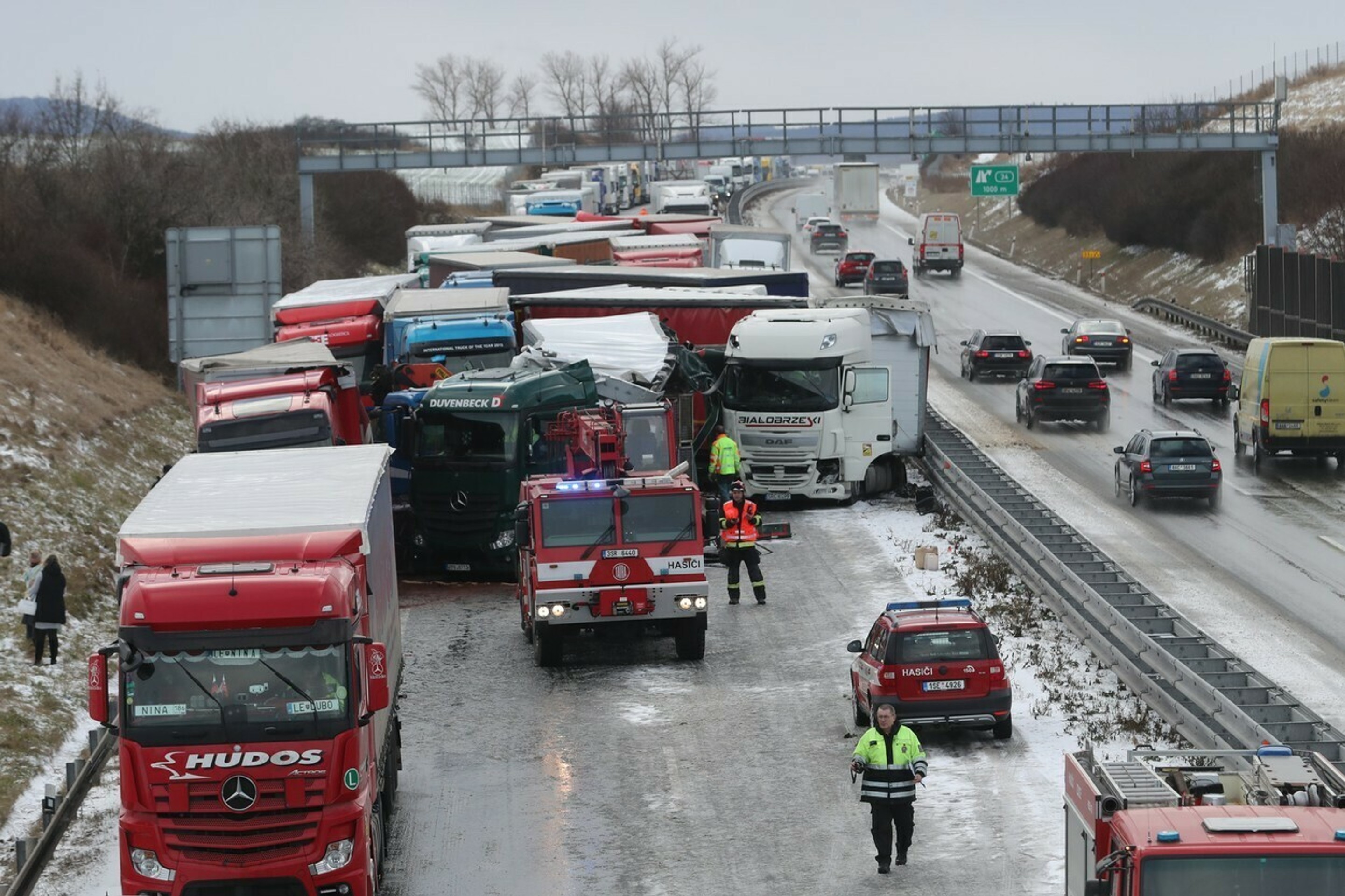Hromadná zrážka na diaľnici pri Prahe.