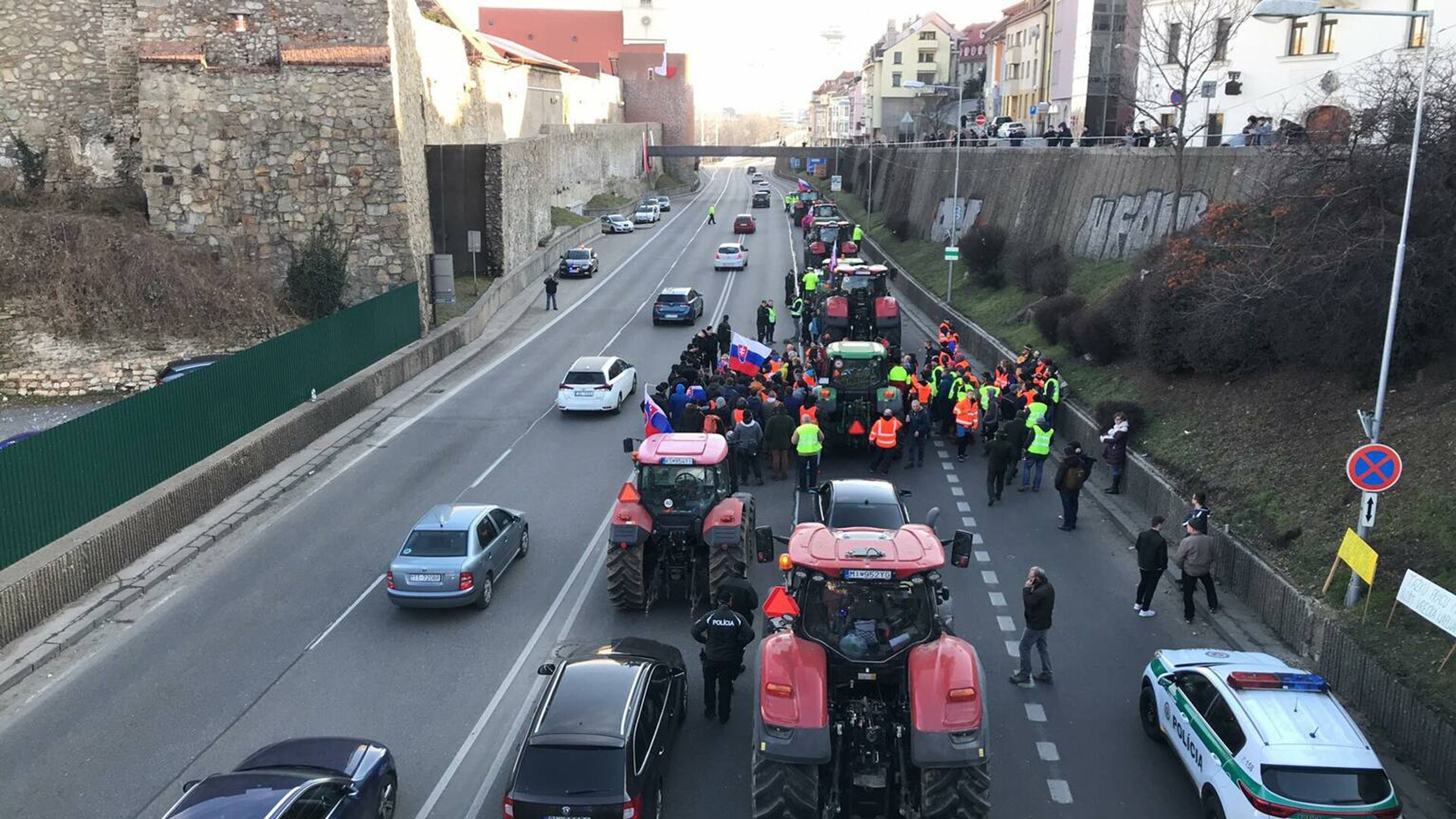 Blokáda Staromestskej ulice vedúcej na Most SNP počas protestu farmárov v Bratislave.