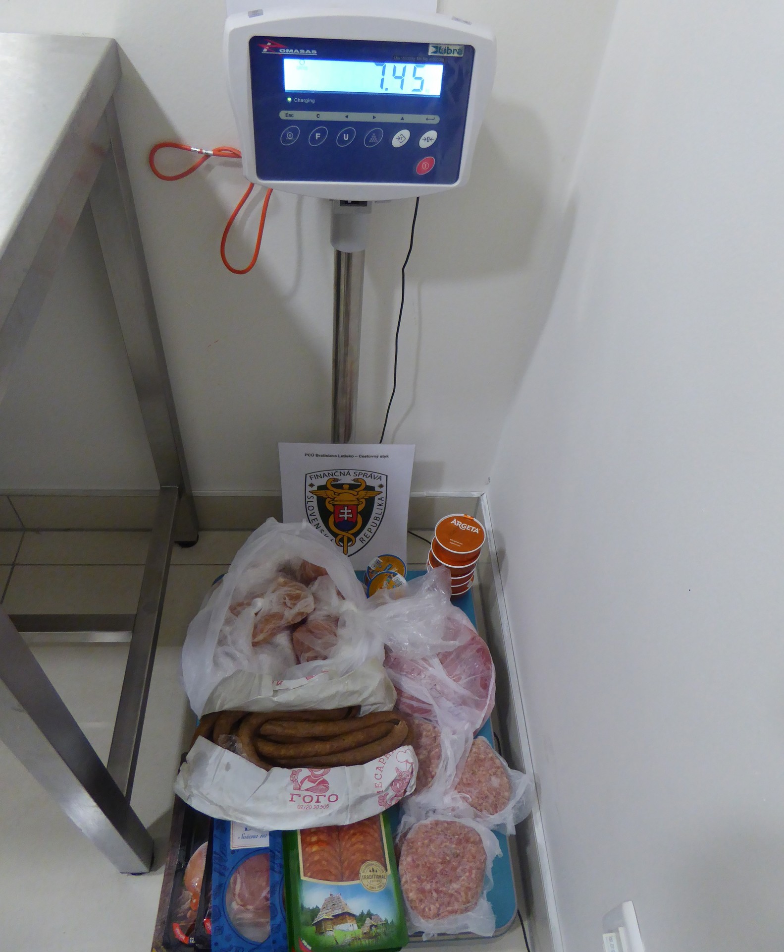 Veci zadržané na letisku v Bratislave. 