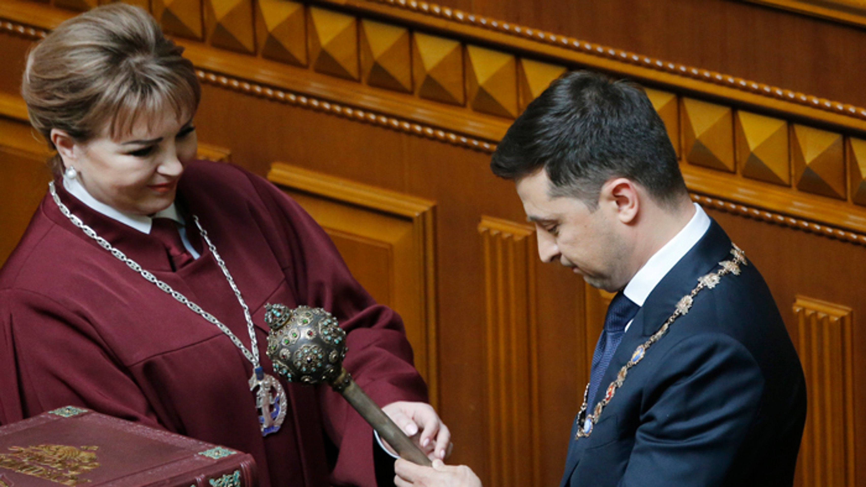 Nový ukrajinský prezident Volodymyr Zelenskyj skladá prezidentský sľub v parlamente v Kyjeve.