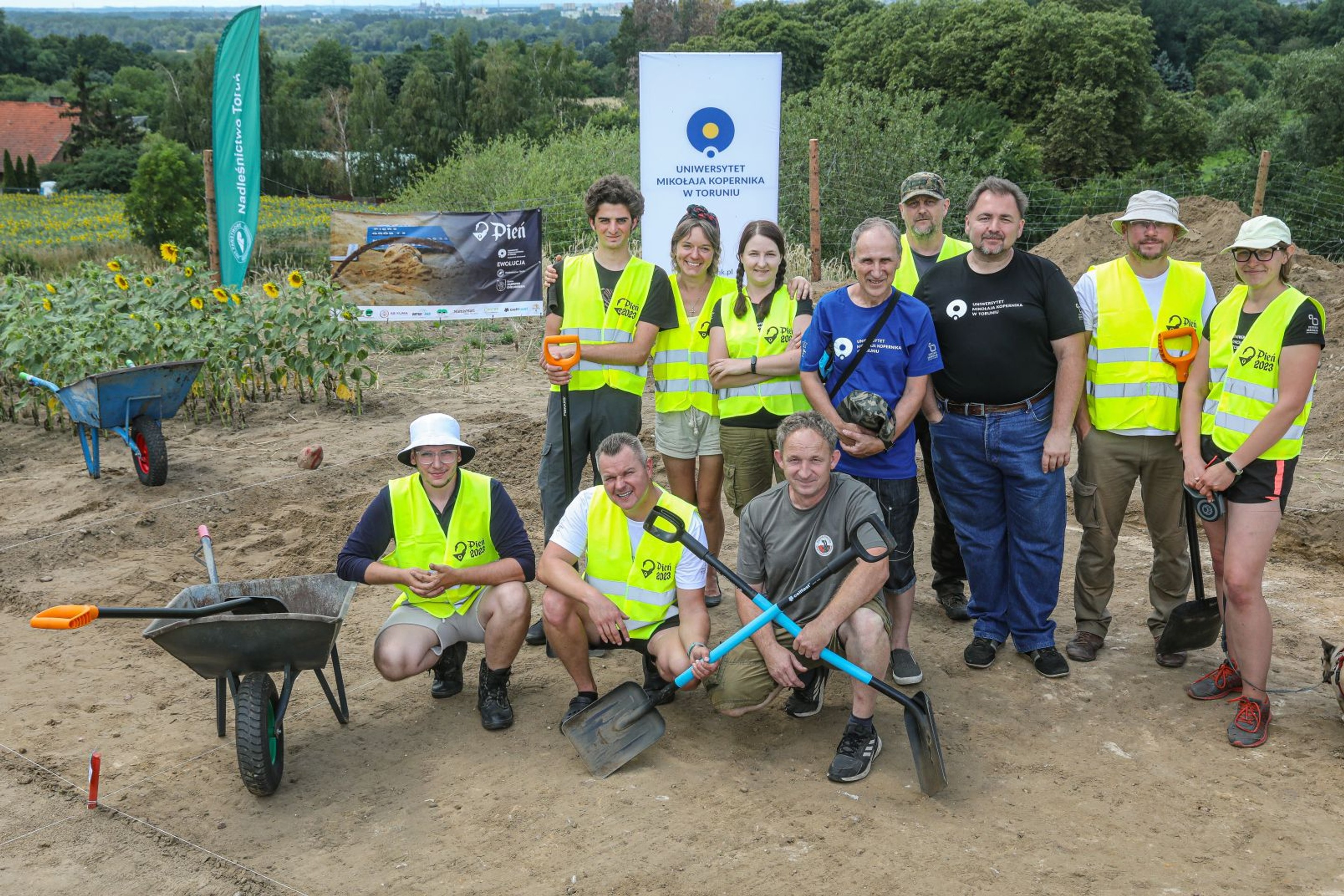 Tím výskumníkov na cintoríne.