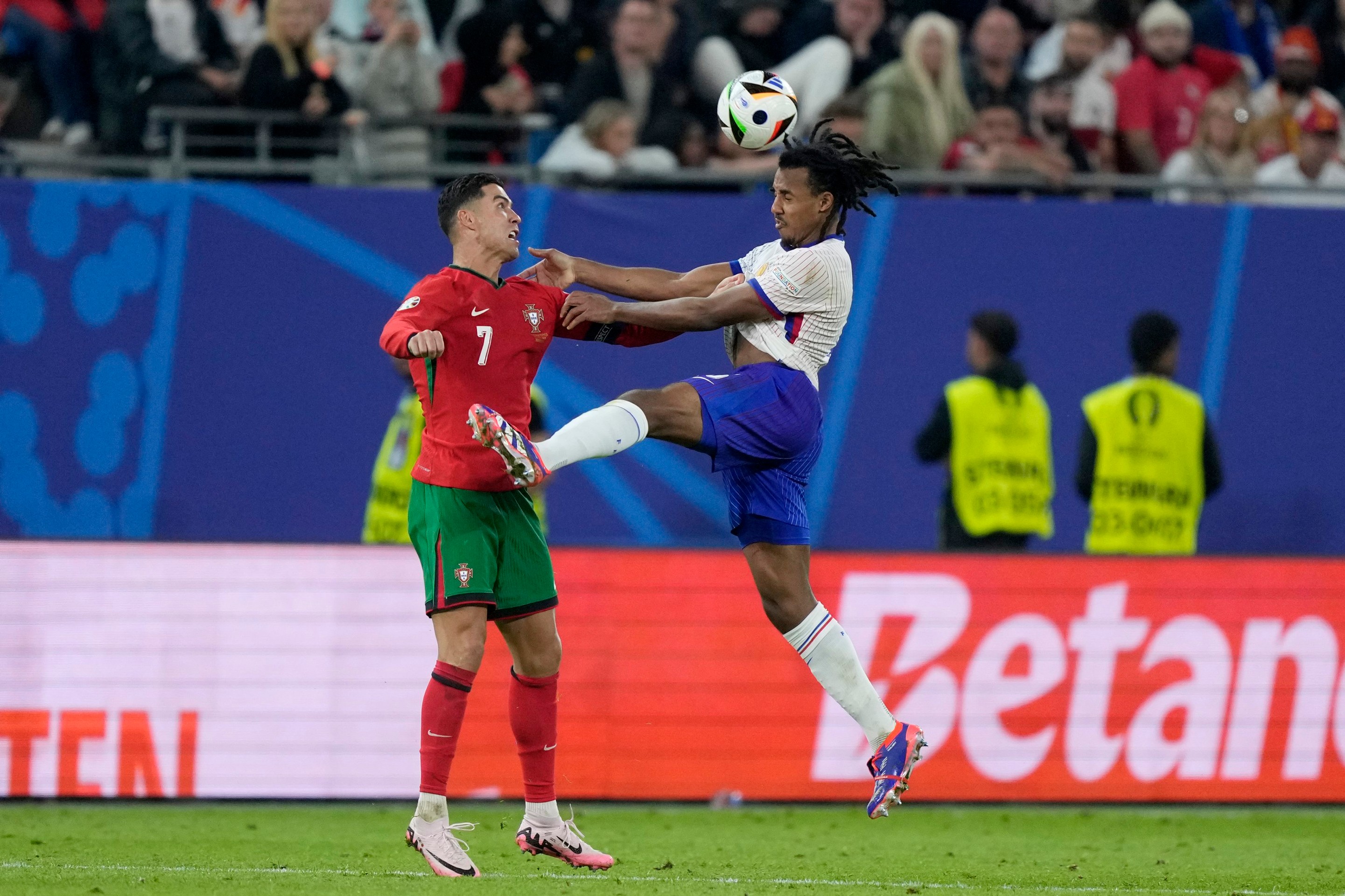 Cristiano Ronaldo a Jules Kounde v súboji.