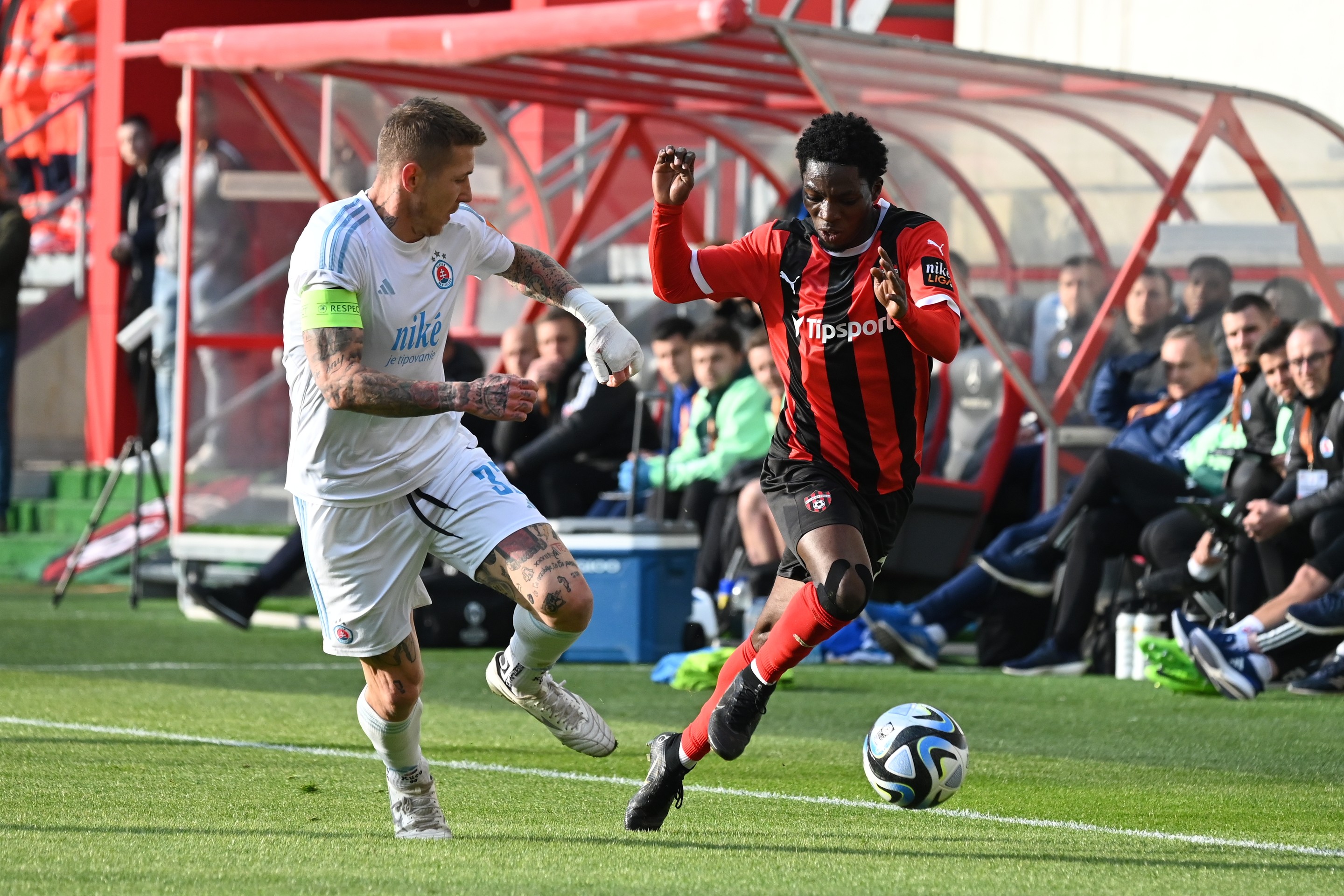 Vpravo hráč Spartaka Kazeem Bolaji a kapitán Slovana Juraj Kucka v 6. kole nadstavbovej časti Niké ligy skupiny o titul.