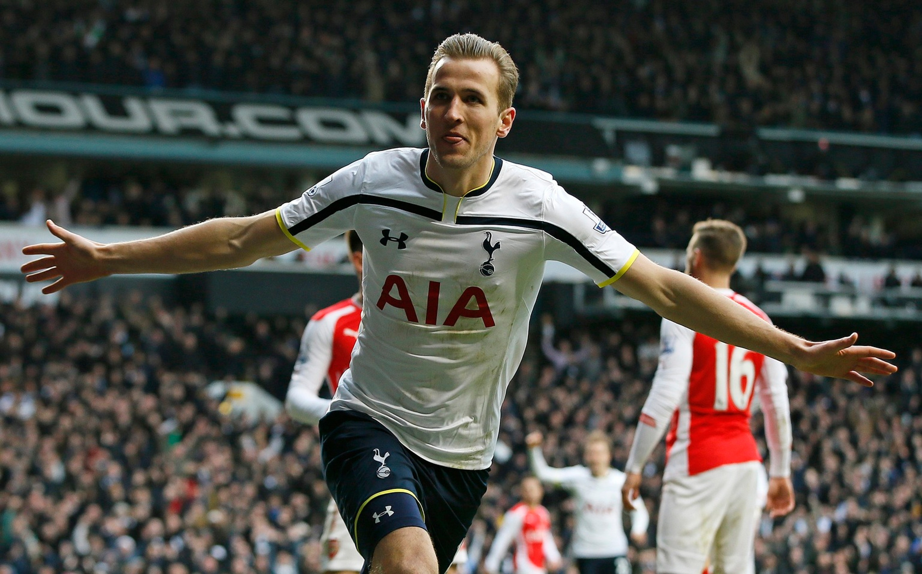 Harry Kane oslavuje druhý gól do siete Arsenalu.