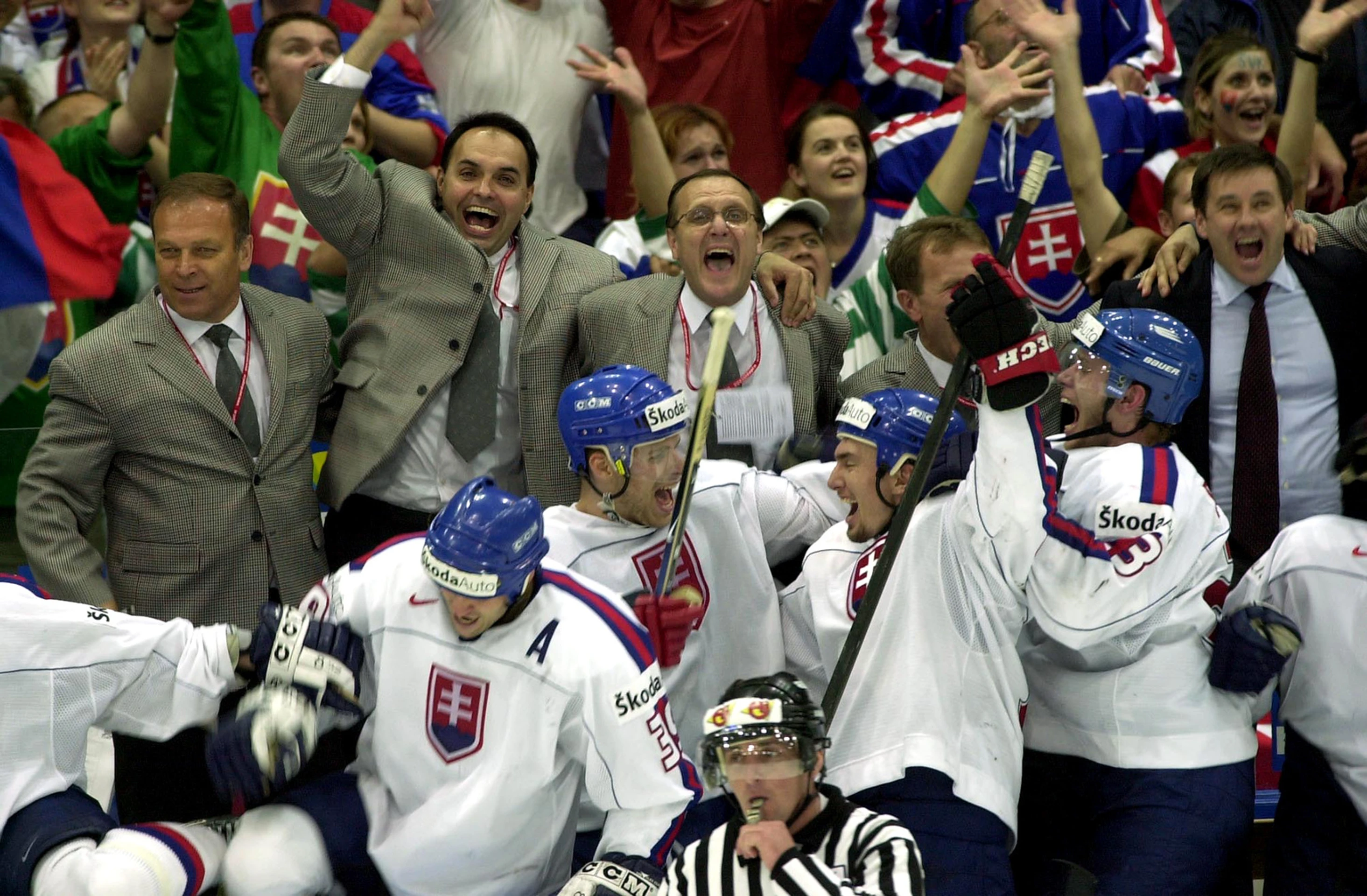 Slovenský futbalový tím pózuje pred osemfinálovým zápasom Slovensko - Holandsko na MS v JAR..jpg