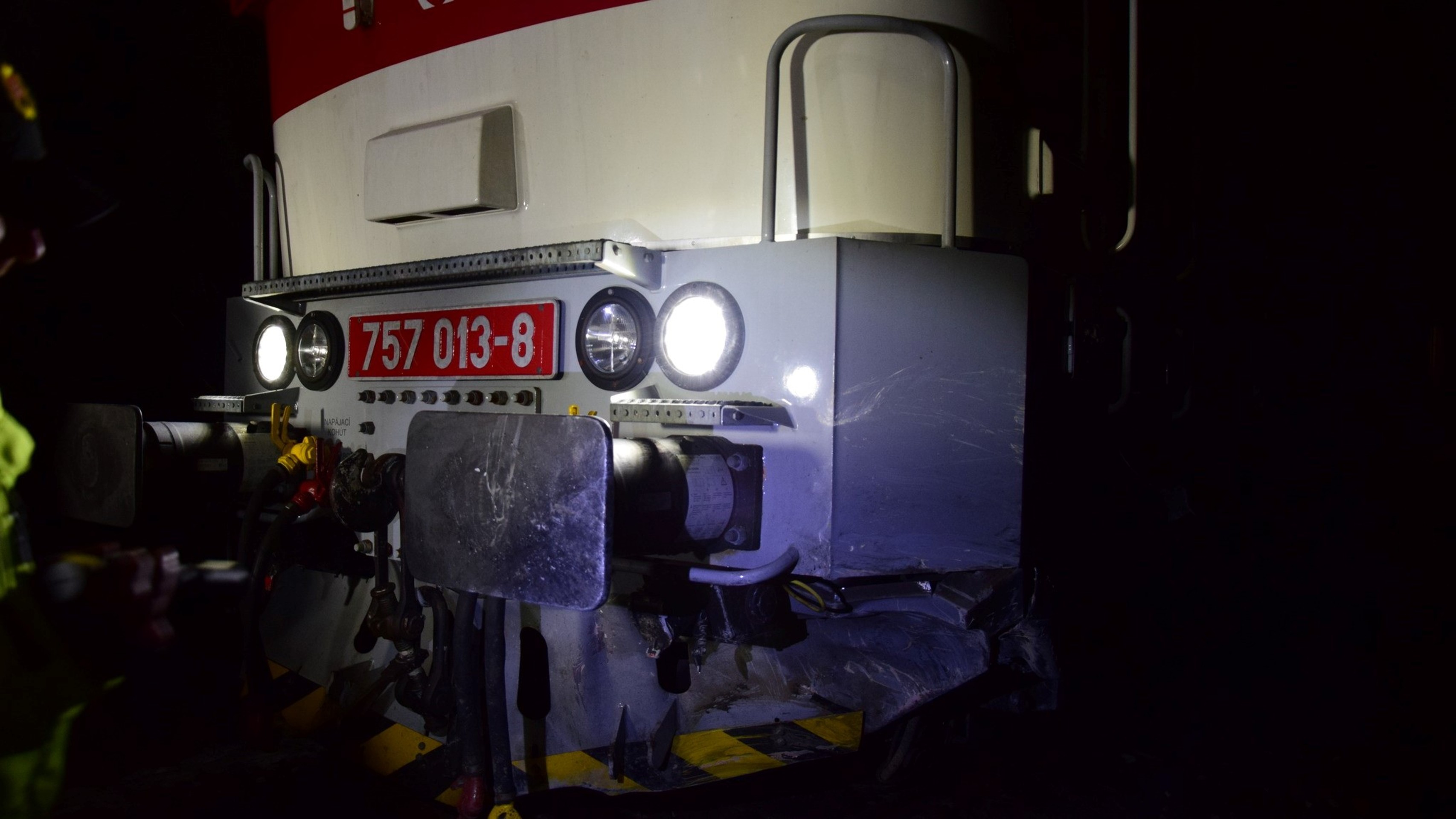 Po nehode sa auto ocitlo na koľajniciach, chvíľu na to ho prebúral vlak