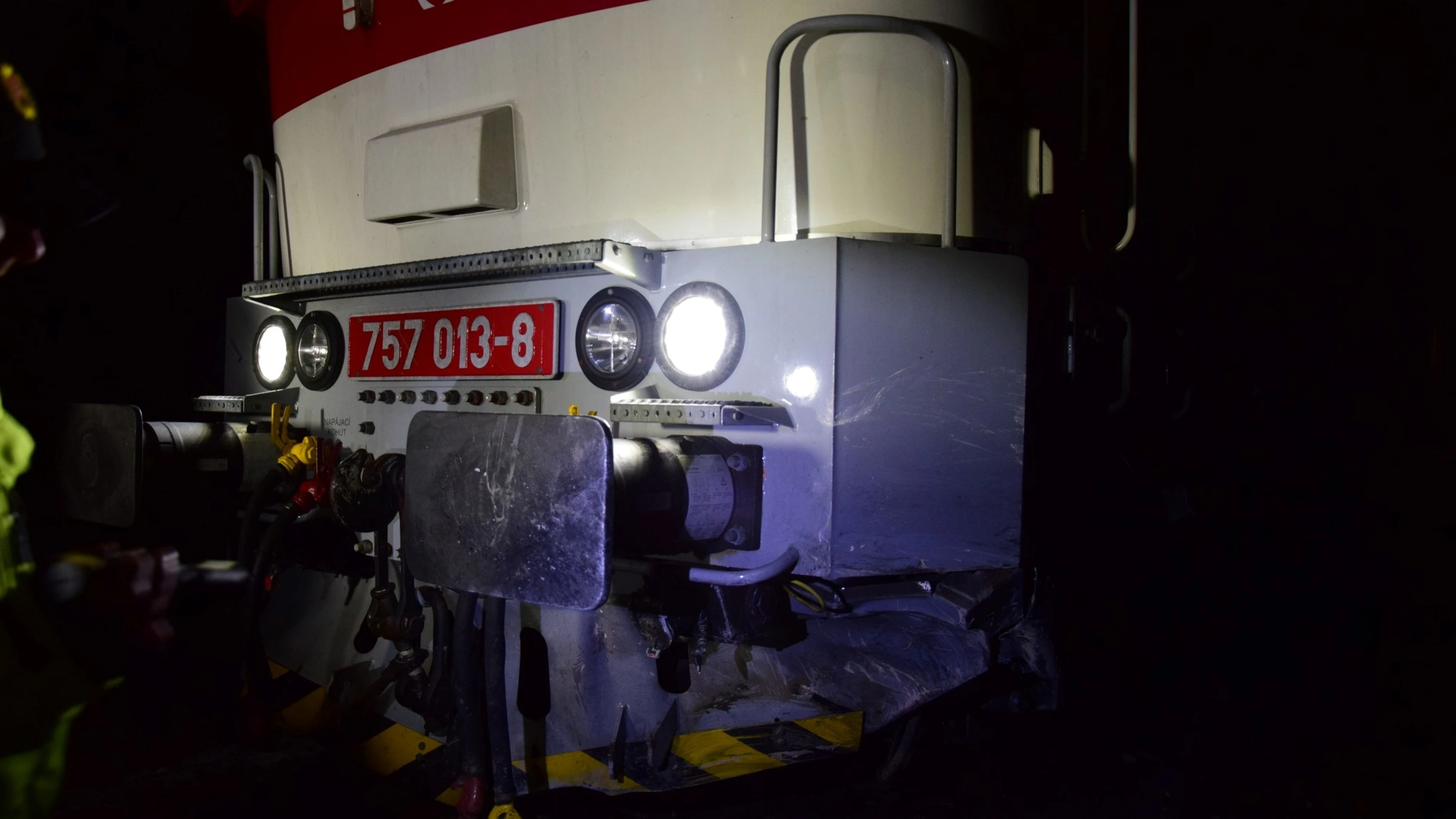 Po nehode sa auto ocitlo na koľajniciach, chvíľu na to ho prebúral vlak