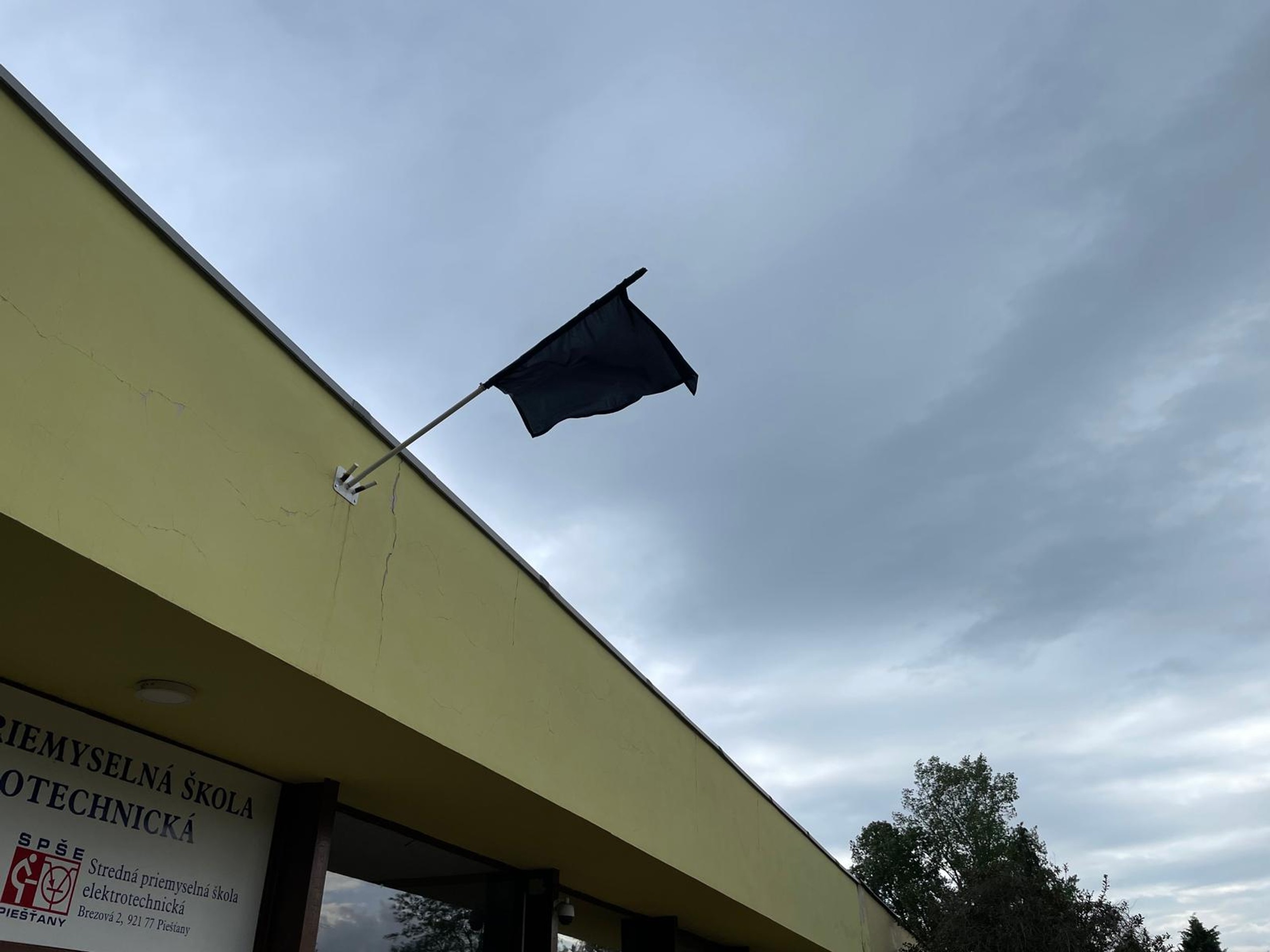 Na internáte vyvesili čiernu vlajku