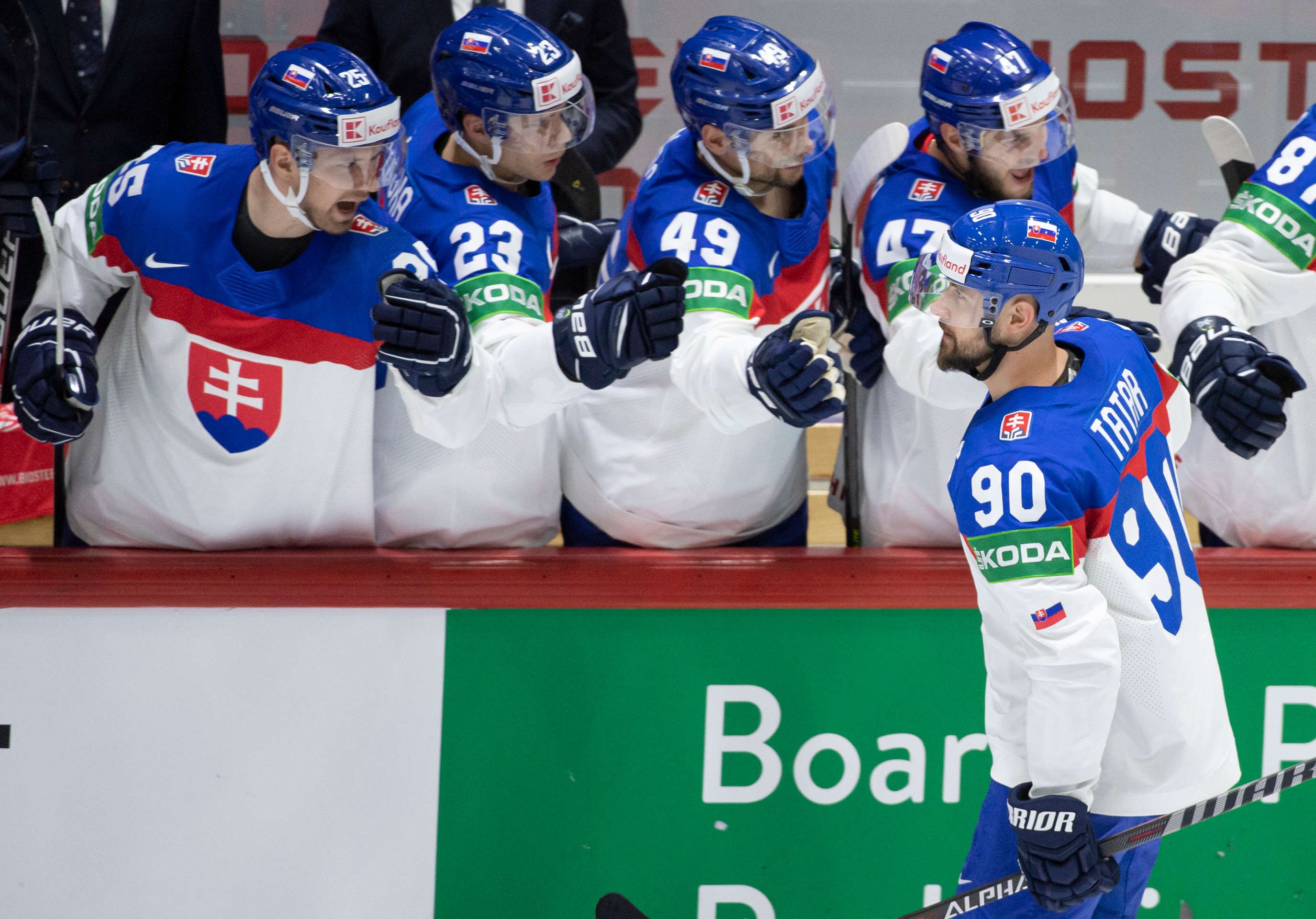 Na snímke kapitán Tomáš Tatar (90) sa teší so spoluhráčmi po strelení gólu.