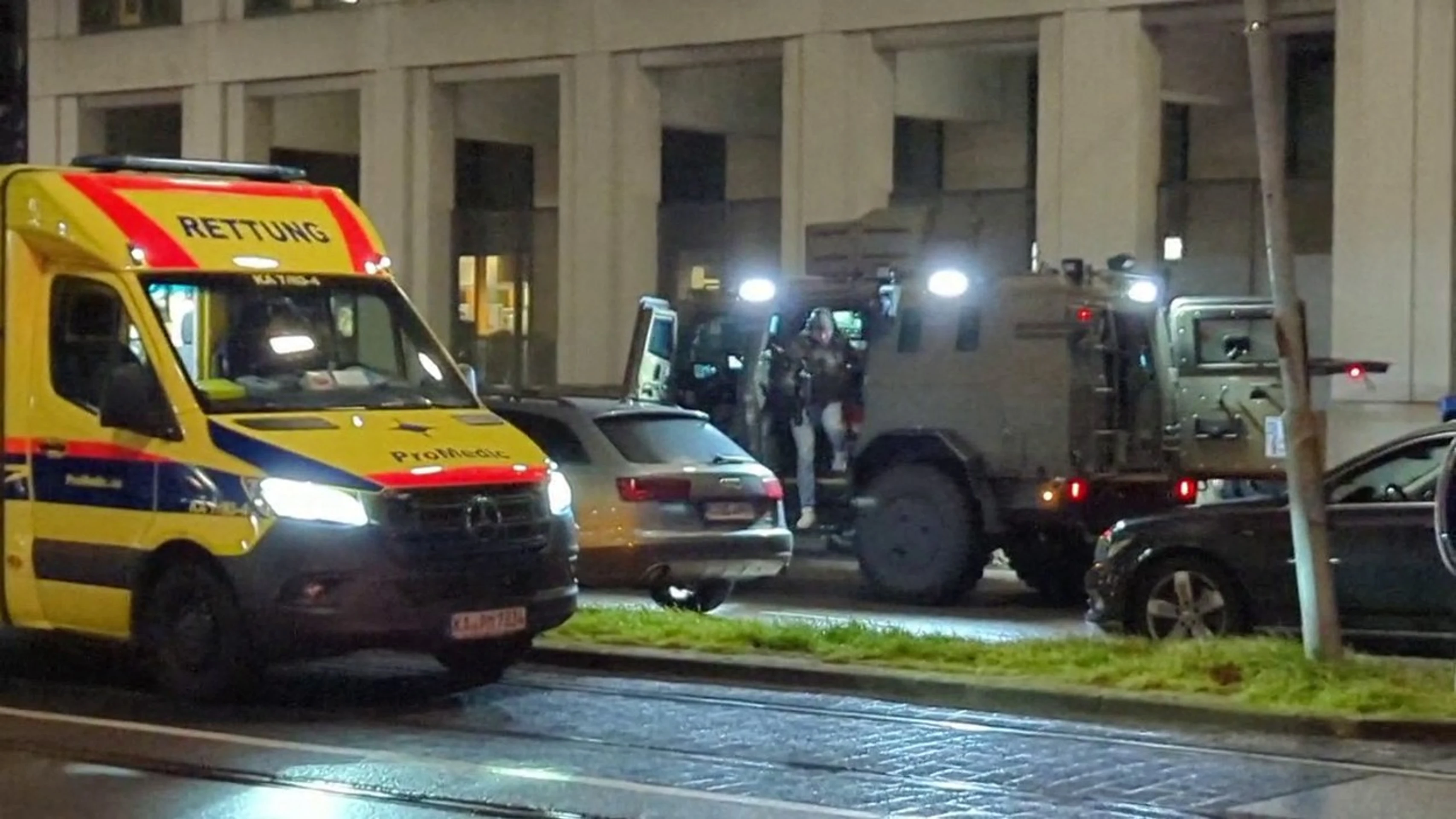 Policajti prichádzaju na miesto v špeciálnom opancierovanom aute.