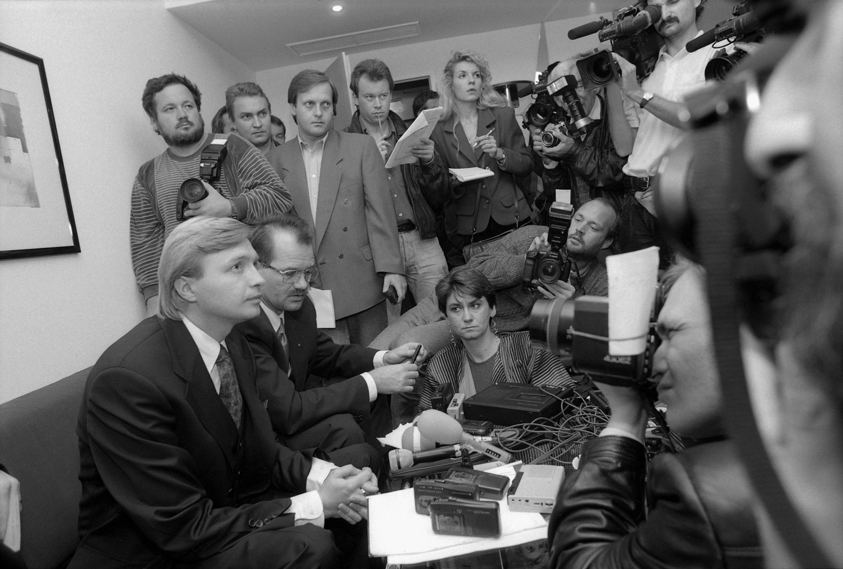 Na archívnej snímke z 5. októbra 1995 tlačová konferencia Michala Kováča ml. v hoteli Astron vo Viedni.