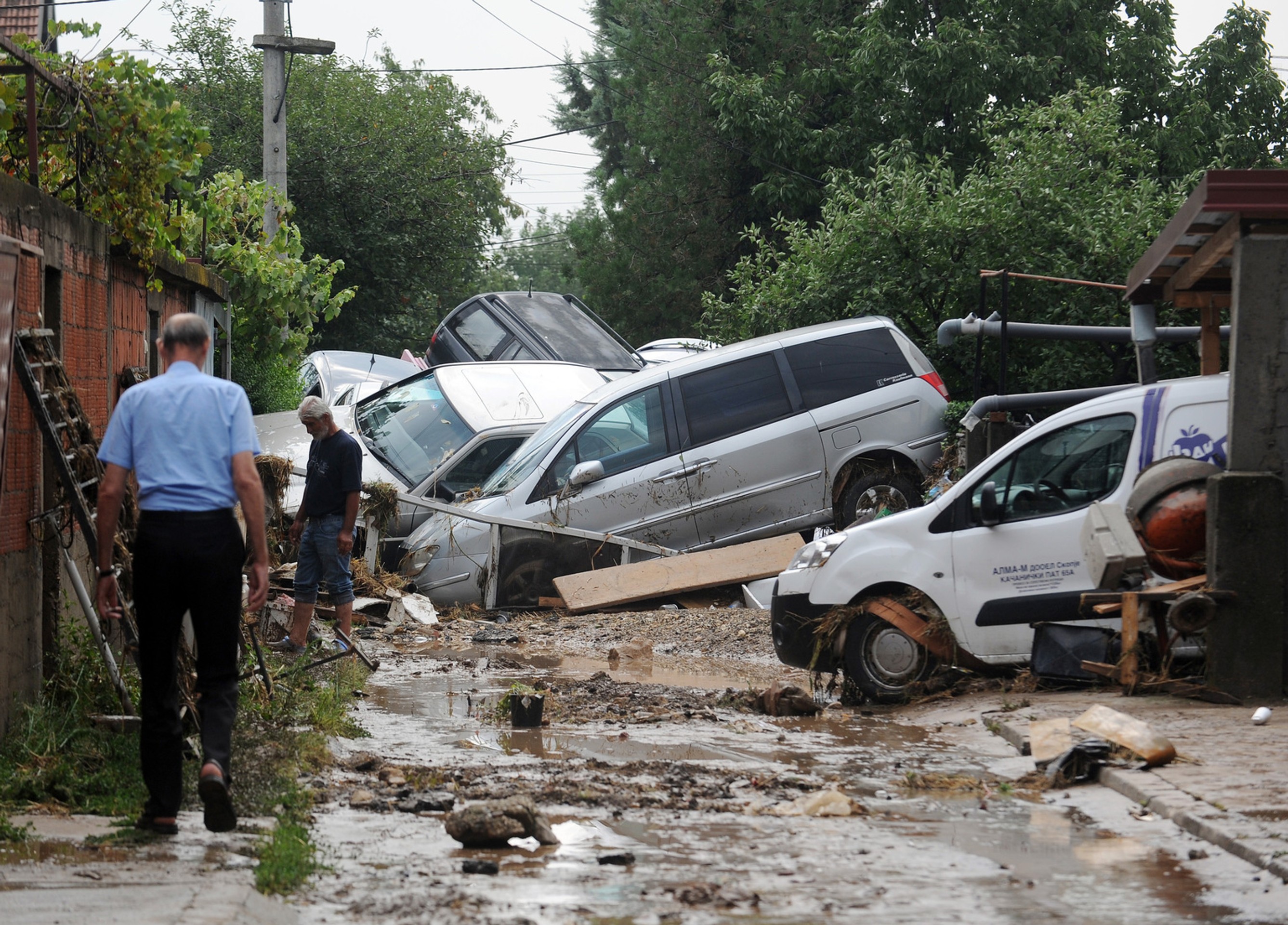 Veľká voda zatarasila cestu v macedónskej dedine Stajkovci.